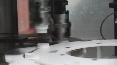 Taşıyıcıda plastik şişe var. Şarjör. Yüksek teknoloji plastik şişe endüstriyel, ham madde plastik şişe üretimi, hassas plastik şişe üfleme metodu