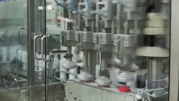 Pabrik untuk produksi obat-obatan, botol kaca di konveyor. Jepit. Untuk produksi botol plastik dan botol di pabrik ban berjalan — Stok Video