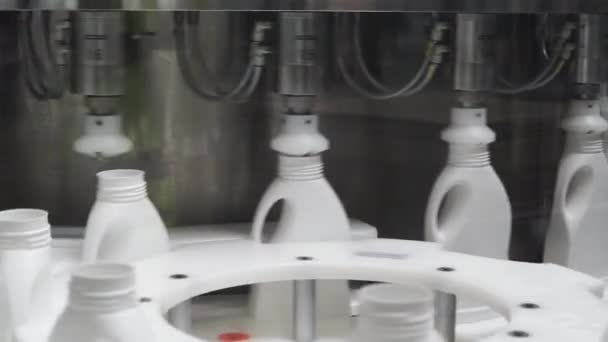 Producción en masa de botellas de plástico. Clip. Botellas de plástico blanco en el transportador de una planta lechera moderna — Vídeo de stock