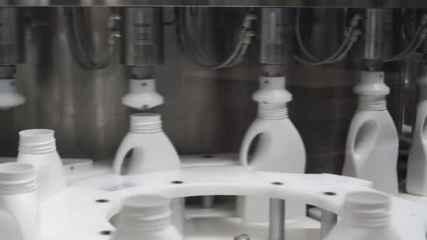 输送机上的塑料瓶.剪断。高科技塑料瓶制造工业,原材料塑料瓶生产,精密塑料瓶吹制方法 — 图库视频影像
