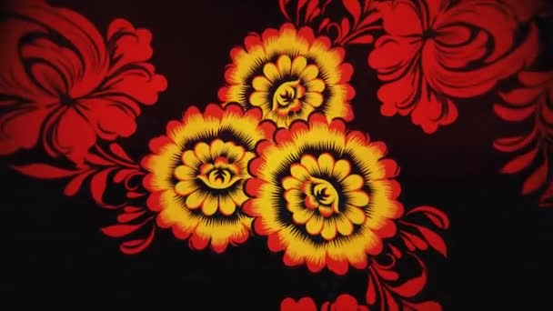 Vajilla pintura Khokhloma Rusia de flores de color rojo brillante y bayas sobre fondo negro. Khokhloma rojo sobre un fondo negro — Vídeo de stock