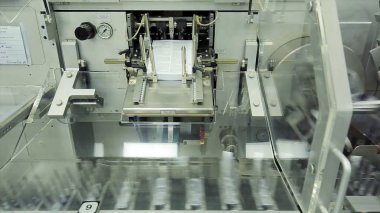 Tablet, kapsül fabrikasında makine sayma. Paketleme hattı ilaçlar tesisi imalatı için