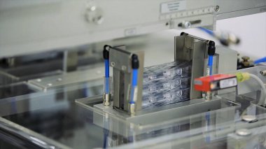 Tablet, kapsül fabrikasında makine sayma. Paketleme hattı ilaçlar tesisi imalatı için