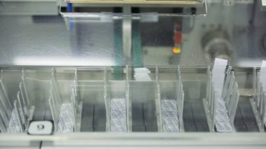 İlaç üretim hattı. İlaç üretim otomatik hattı. Konveyör ilaç üretimi için