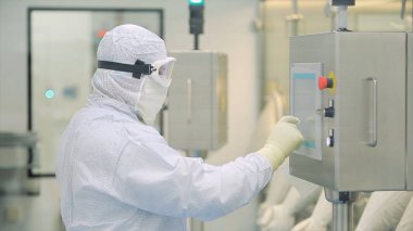 İlaç Fabrikası'nda çalışan. İçinde ilaç fabrikası çalışma laborant. İlaç üretim. İlaç makine çalışma kontrol paneli