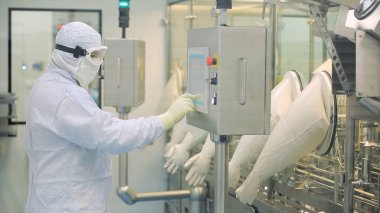 Denetim Masası ilaç makinenin işletim ilaç fabrikası'nda çalışan. İlaç fabrikası işçileri. İlaç üretim