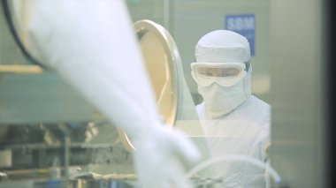 İlaç Fabrikası'nda çalışan. İçinde ilaç fabrikası çalışma laborant. İlaç üretim. İlaç makine çalışma kontrol paneli