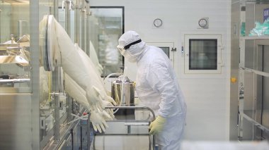 İlaç Fabrikası'nda çalışan. İçinde ilaç fabrikası çalışma laborant. İlaç üretim. İlaç makine çalışma kontrol paneli
