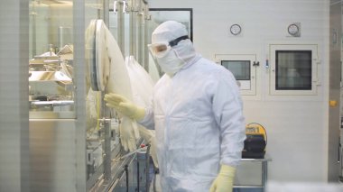 Denetim Masası ilaç makinenin işletim ilaç fabrikası'nda çalışan. İlaç fabrikası işçileri. İlaç üretim