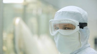 İlaç sanayii. İlaç işçi blister ambalaj makinesi çalışır. Kalite kontrol. İlaç sanayii. İşçi operatör portre