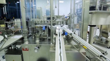 Doldurma ve mühürleme makine ekipman ilaç endüstrisinde ampül. İlaç sanayii. İlaç işçi tablet blister ambalaj makinesi çalışır