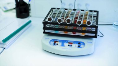 Laboratuvarda karıştırma için tıbbi cihaz santrifüj. Modern teknolojiler tıbbi ekipman. Test tüpleri ile tıbbi laboratuar santrifüj. Santrifüj makinesi