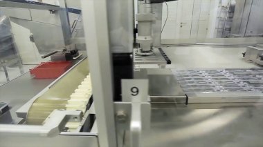 Doldurma ve mühürleme makine ekipman ilaç endüstrisinde ampül. İlaç sanayii. İlaç işçi tablet blister ambalaj makinesi çalışır