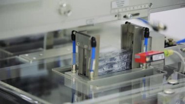 Tablet, kapsül fabrikasında makine sayma. Paketleme hattı ilaçlar tesisi imalatı için