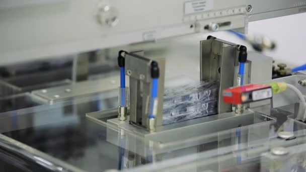 Tableta, máquina de recuento de cápsulas en fábrica. Línea de embalaje para la producción de plantas medicinales — Vídeos de Stock