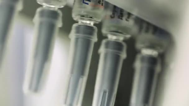 Sterile plant for the production of drugs with conveyor. High technology Plastic manufacturing industrial,Mass production plastic part,syringe plastic for medical industrial, Hospital equipment — Stock Video