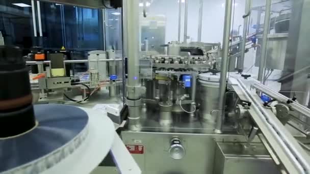 Equipo de máquinas de llenado y sellado de ampollas en la industria farmacéutica. Farmacéutica. Trabajador farmacéutico opera máquina de embalaje de blister de tableta — Vídeos de Stock