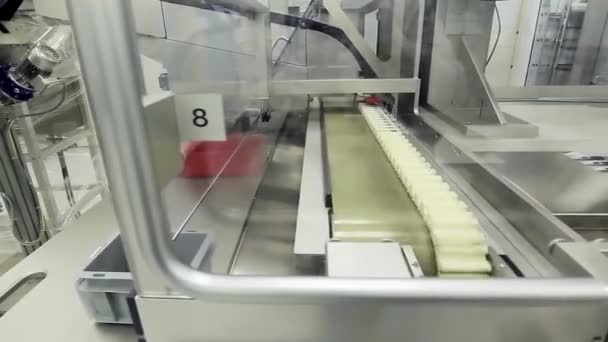 Sterile plant for the production of drugs with conveyor. High technology Plastic manufacturing industrial,Mass production plastic part,syringe plastic for medical industrial, Hospital equipment — Stock Video