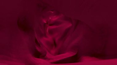 Renkli sıvı trafikte karıştırılır. Renk hareketleri. Renk arka plan