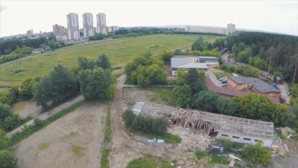 Der Flieger überfliegt das Stadtviertel mit alten Backsteinbauten. Clip. Luftbild — Stockvideo