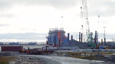 Bir offshore petrol platformu görünümünü. Video. Sahilde doğal kaynakların çıkarılması. Ayıklamak ve petrol ve doğal gaz ve transfer rafine kıyıya işlemek için imkanlar ile büyük yapısı ve