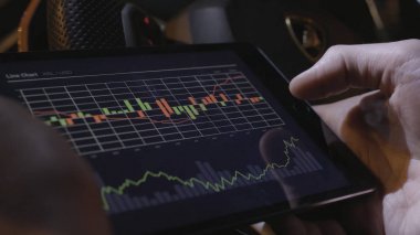 Tablet ekranda mali istatistik analiz iş kişi. Hisse senedi. Grafikler, diyagramlar ve ellerde ekranda tablet bilgisayarınızla close-up. Rapor, pazarlama, iş