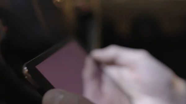Γκρο πλαν πρόσωπο κρατήσει κενή οθόνη ψηφιακή δισκίο, επιλεκτική εστίαση. Απόθεμα. Εσωτερικη αρσενικό χέρια κρατώντας ένα λευκό tablet με αντίγραφο χώρου. tablet στα χέρια — Φωτογραφία Αρχείου