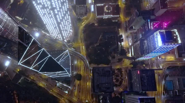 Vista aérea em linhas animadas das ruas de Hong Kong à noite. Estoque. Hong Kong centro de negócios à noite — Fotografia de Stock