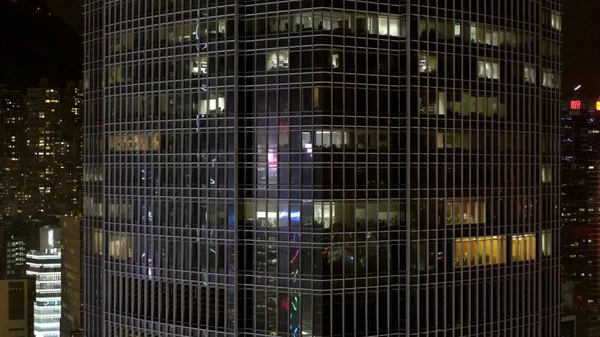 Vista de perto para janelas de escritório no Skyscrapers International Business Center. Vista aérea na construção de vários andares de iluminação de vidro e aço e as pessoas dentro de vista de perto — Fotografia de Stock