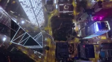 Havadan görünümü Hong Kong sokaklarında gece animasyonlu hatları üzerinde. Hisse senedi. Hong Kong iş merkezi gece