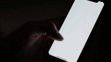 Adam boş ekran ile akıllı cep telefonu tutuyor. Hisse senedi. Boş ekran ile mobil akıllı telefon tutan el