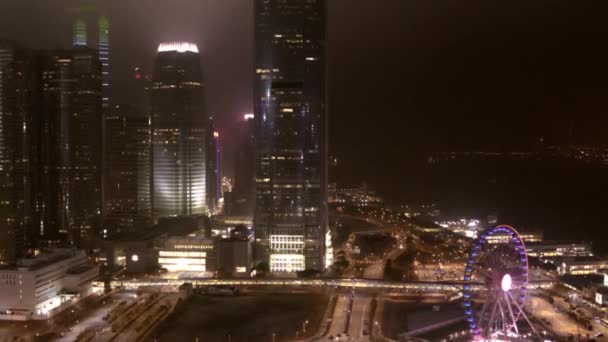 Paisaje urbano de Hong Kong por la noche. Acciones. Vista panorámica desde la azotea del edificio Highrise de Hong Kong. hong kong ciudad alto ángulo vista — Vídeo de stock