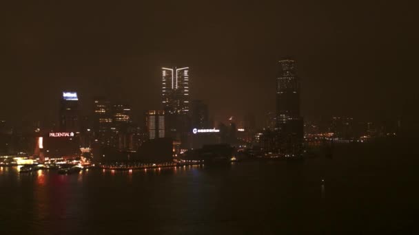 Paisaje urbano de Hong Kong por la noche. Acciones. Vista panorámica desde la azotea del edificio Highrise de Hong Kong. hong kong ciudad alto ángulo vista — Vídeos de Stock