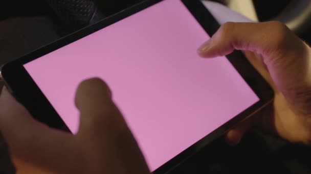 Detail osoby držet digitální tabletu prázdná obrazovka, selektivní fokus. V UK. Mužské ruce držící bílou tabletu s kopie prostoru zblízka. tablet v rukou — Stock video