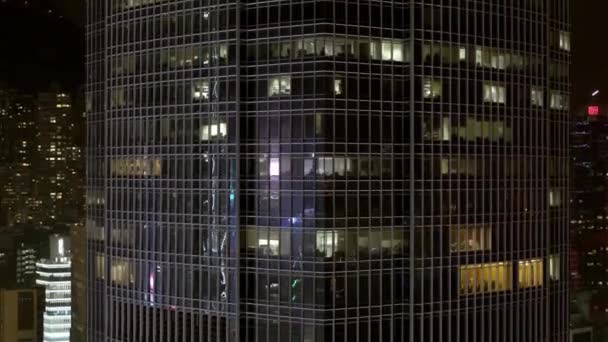 Vista da vicino alle finestre degli uffici del Skyscrapers International Business Center. Vista aerea su edificio a più piani di illuminazione in vetro e acciaio e le persone in vista da vicino — Video Stock