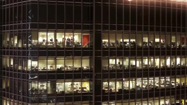 Vista da vicino alle finestre degli uffici del Skyscrapers International Business Center. Vista aerea su edificio a più piani di illuminazione in vetro e acciaio e le persone in vista da vicino — Video Stock