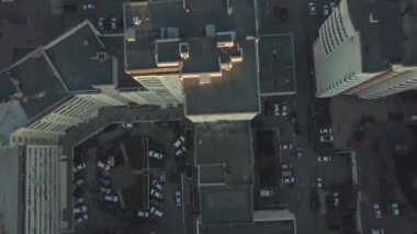 Ayrıntı Balkonlu modern konut kompleksi. Video. Kentin konut kompleksi Üstten Görünüm