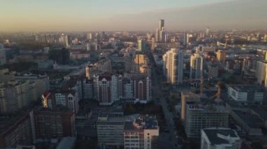 Günbatımı megapolis içinde. Video. Güzel cityscape gökdelenler en iyi manzaralı. Gün batımında modern şehrin Üstten Görünüm