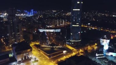 Işıklandırılmış gökdelenler ile fantastik gece manzarası. Video. Şehir manzarası. Renkli seyahat arka plan