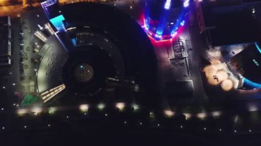 Üstten Görünüm gece kubbeli çatı ile modern kentsel mimarinin. Video. Modern binalar şehrin gece parlak renkler