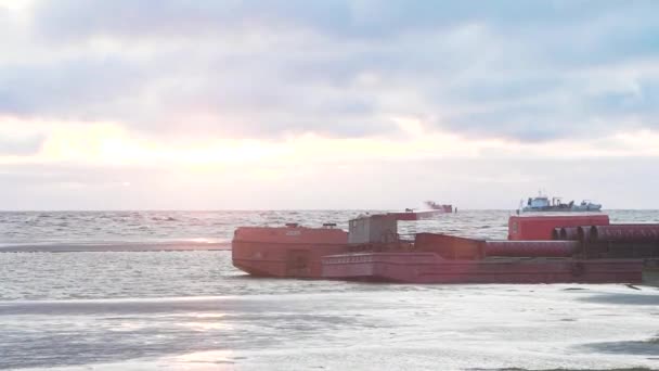 Tanque químico de petróleo sob operações de carga na estação costeira típica. Vídeo. Navio-tanque de carga na costa — Vídeo de Stock