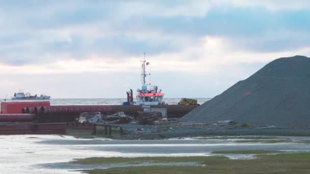 Chemische olietanker onder lading bewerkingen op typische kust station. Video. Lading tanker aan de kust — Stockvideo