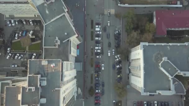 Detalle de complejo de edificios residenciales modernos con balcones. Vídeo. Vista superior del complejo residencial en la ciudad — Vídeo de stock