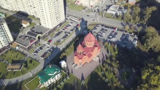 Draufsicht auf die christliche Kirche in der Stadt. Video. Blick auf den heiligen Tempel im städtischen Umfeld — Stockvideo