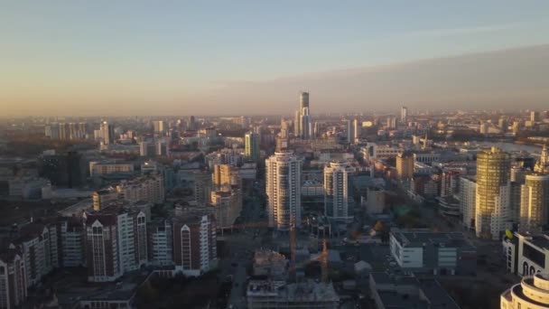 Puesta de sol en Megápolis. Vídeo. Hermoso paisaje urbano con vista superior en rascacielos. Vista superior de la ciudad moderna al atardecer — Vídeos de Stock