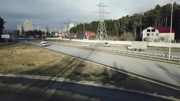 Vista superior del intercambio de coches de tráfico fuera de la ciudad. Vídeo. Coches de tráfico en el país en la carretera — Vídeo de stock