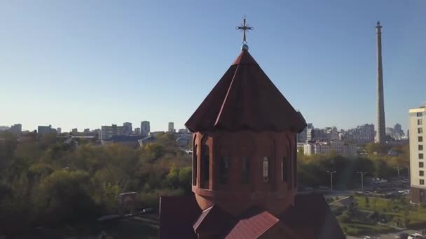 Vue de dessus de l'église de la ville. Vidéo. Eglise moderne dans la ville près des bâtiments résidentiels — Video