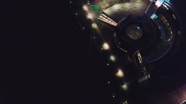 Szemközti nézet a modern városépítészet éjjel kupolás tetővel. Videó. Modern épületek a város élénk színekkel éjjel — Stock videók
