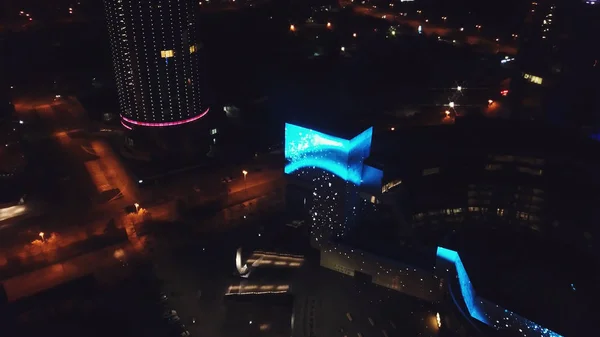 Malerischer Blick von oben auf eine moderne Großstadt bei Nacht. Video. Draufsicht auf moderne Stadt mit Wolkenkratzer bei Nacht — Stockfoto