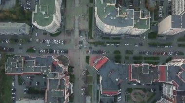 Yol kavşak ve evleri ile büyük bir metropolde bir yerleşim bölgesi. Video. Bir alışveriş merkezi ile yeni inşa edilmiş bir konut kompleksi görünümü alt katta. Havadan görünümü